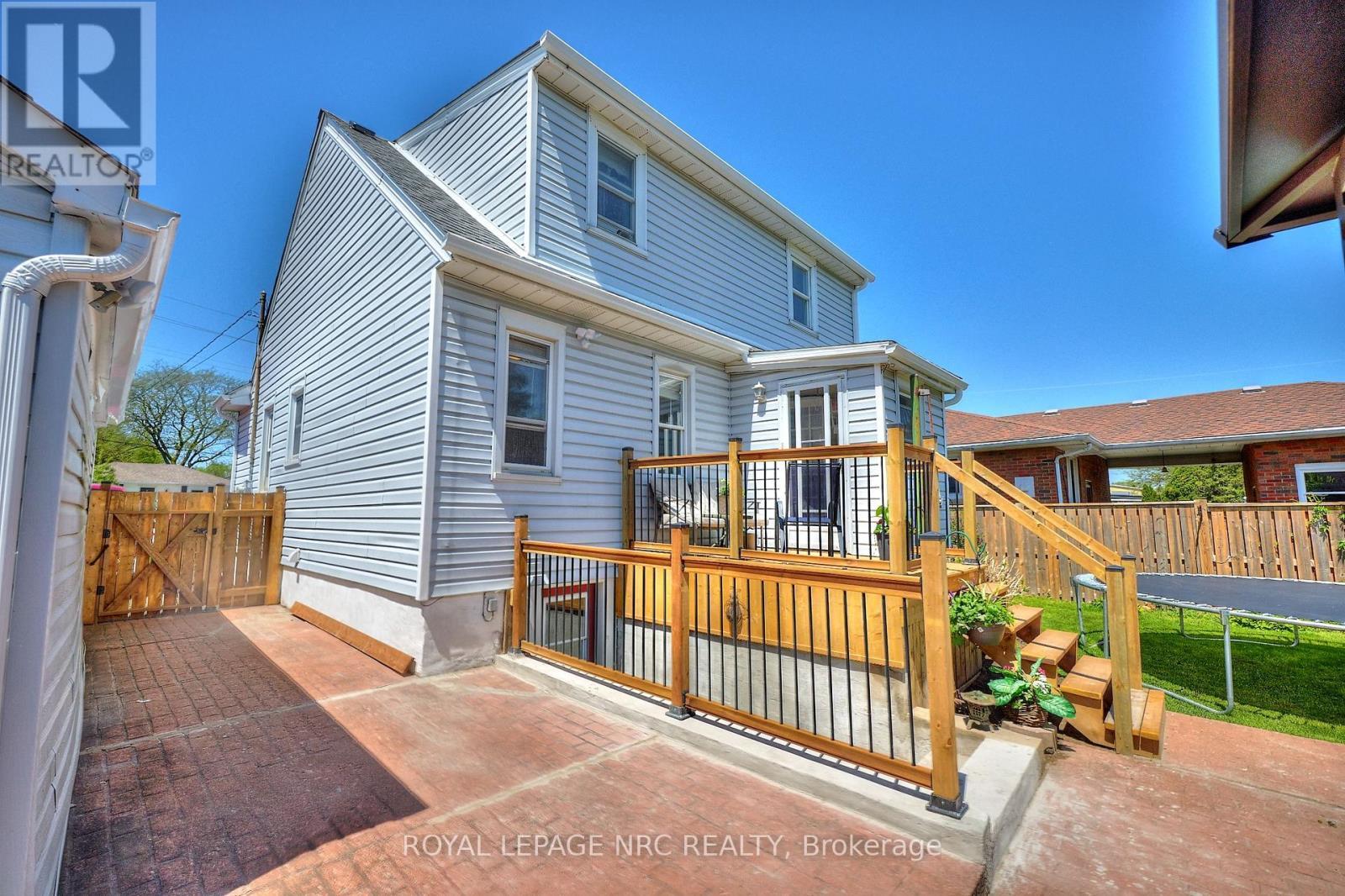 












3318 SINNICKS AVENUE

,
Niagara Falls (Church's Lane),




Ontario
L2J2G3

