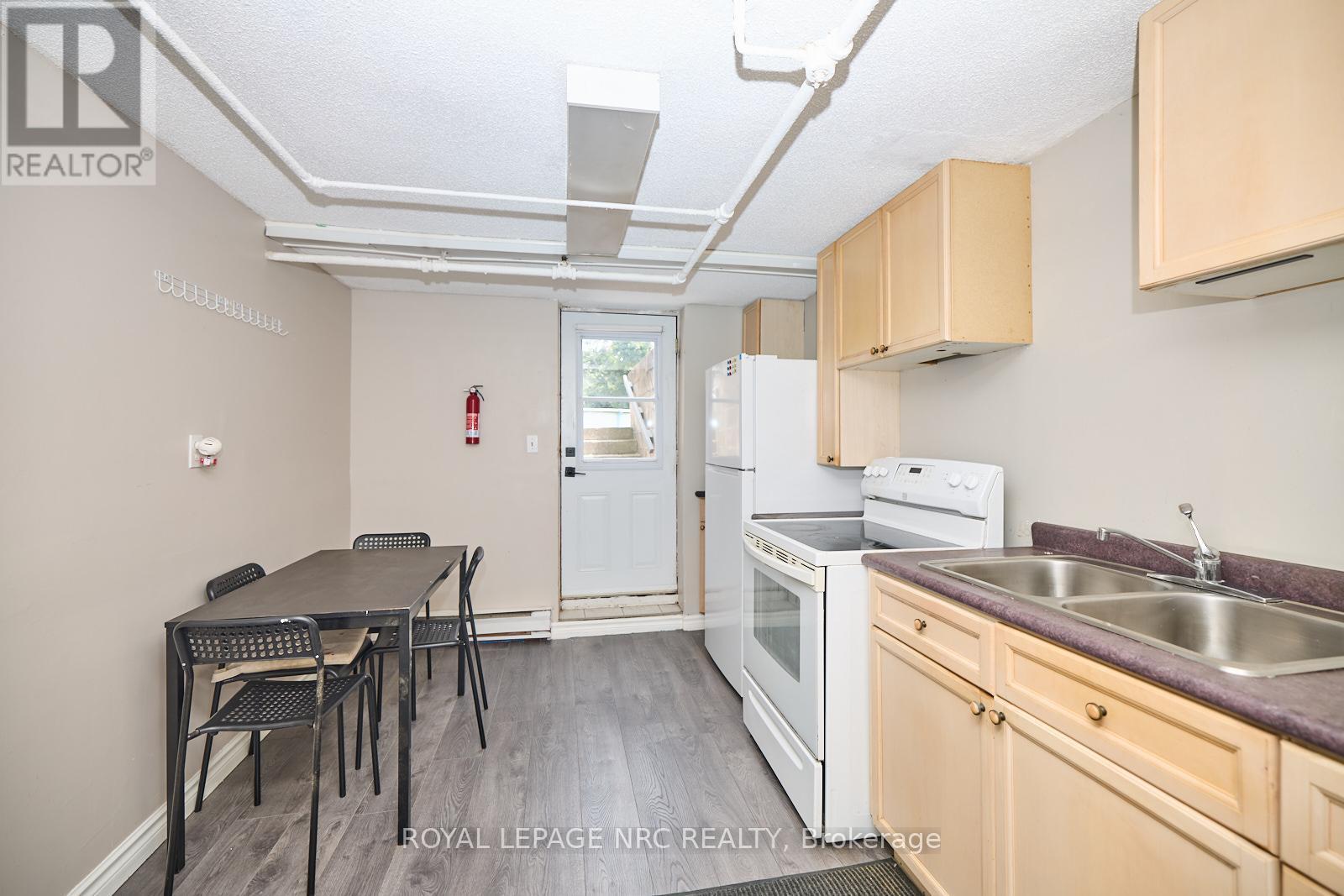 












3318 SINNICKS AVENUE

,
Niagara Falls (Church's Lane),




Ontario
L2J2G3

