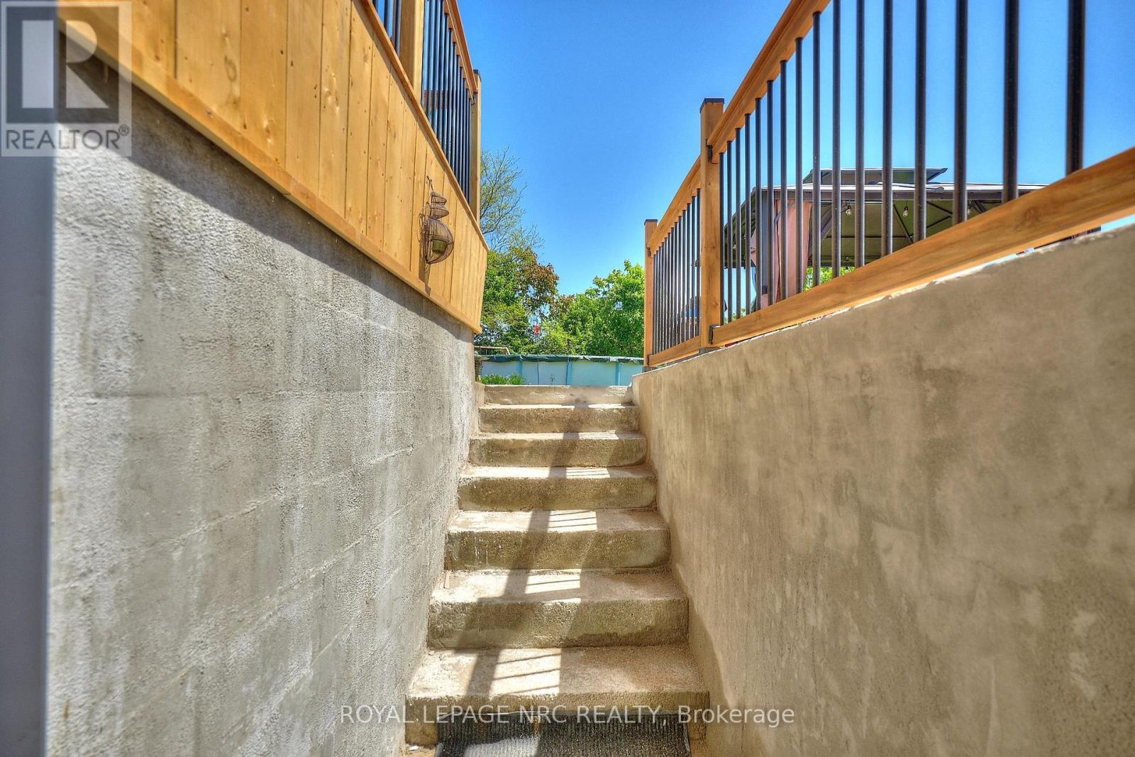 












3318 SINNICKS AVENUE

,
Niagara Falls (Church's Lane),




Ontario
L2J2G3


