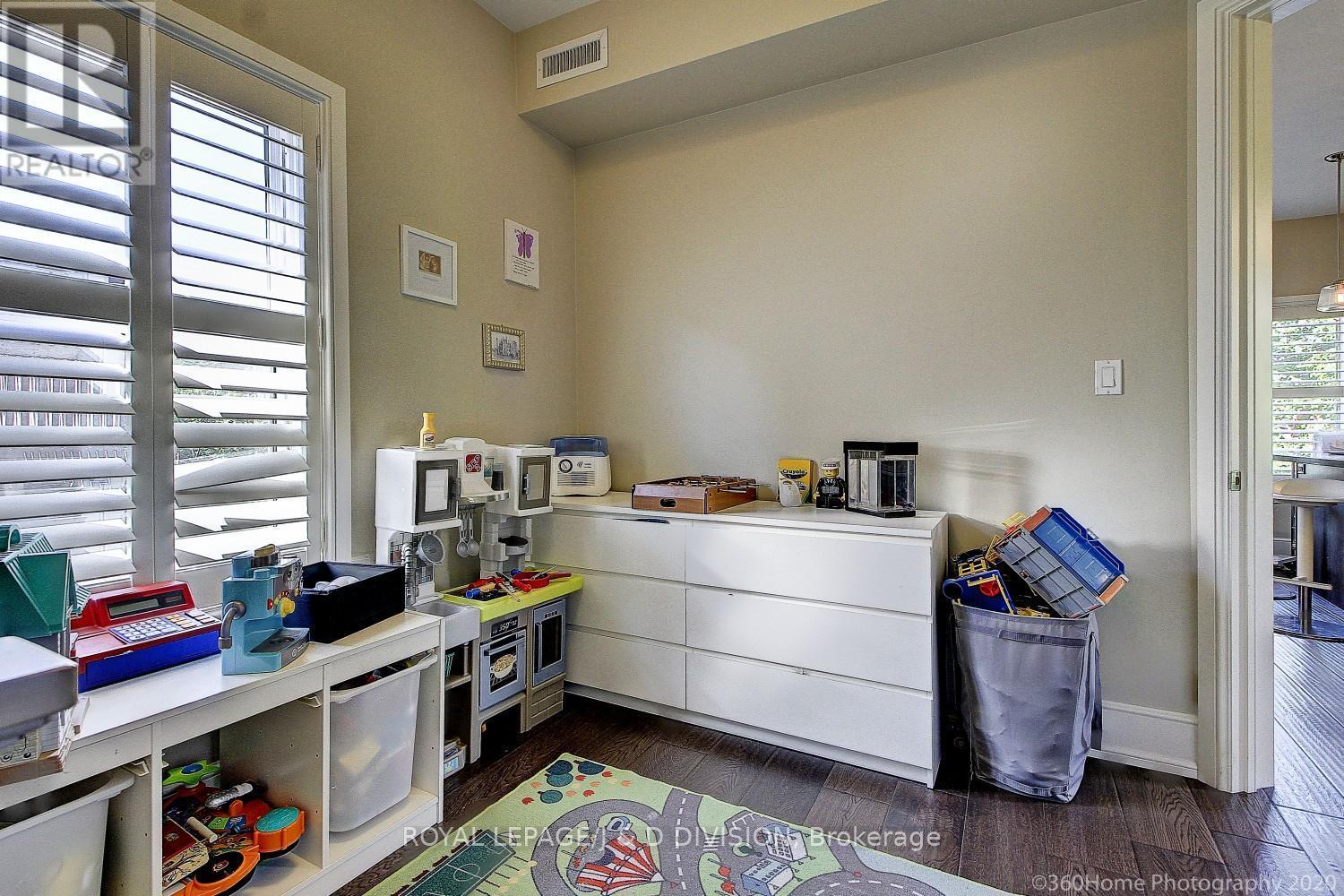 












06 - 28 MADISON AVENUE

,
Toronto,




Ontario
M5R2S1

