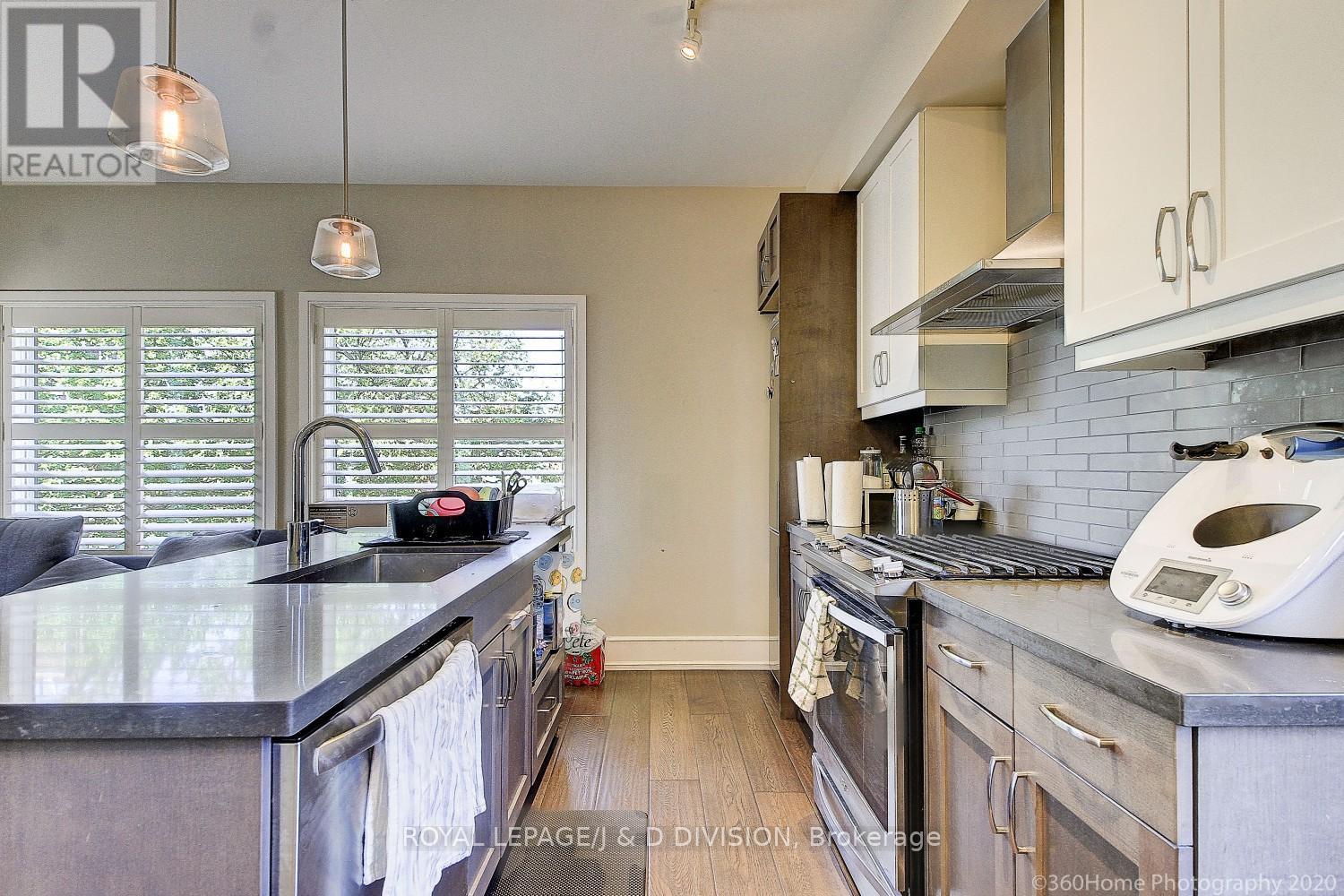 












06 - 28 MADISON AVENUE

,
Toronto,




Ontario
M5R2S1

