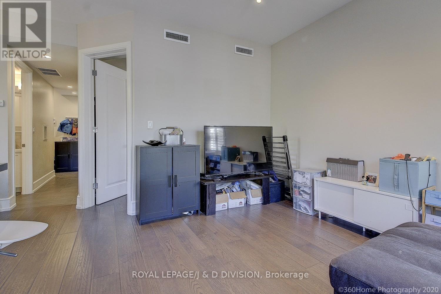 












06 - 28 MADISON AVENUE

,
Toronto,




Ontario
M5R2S1

