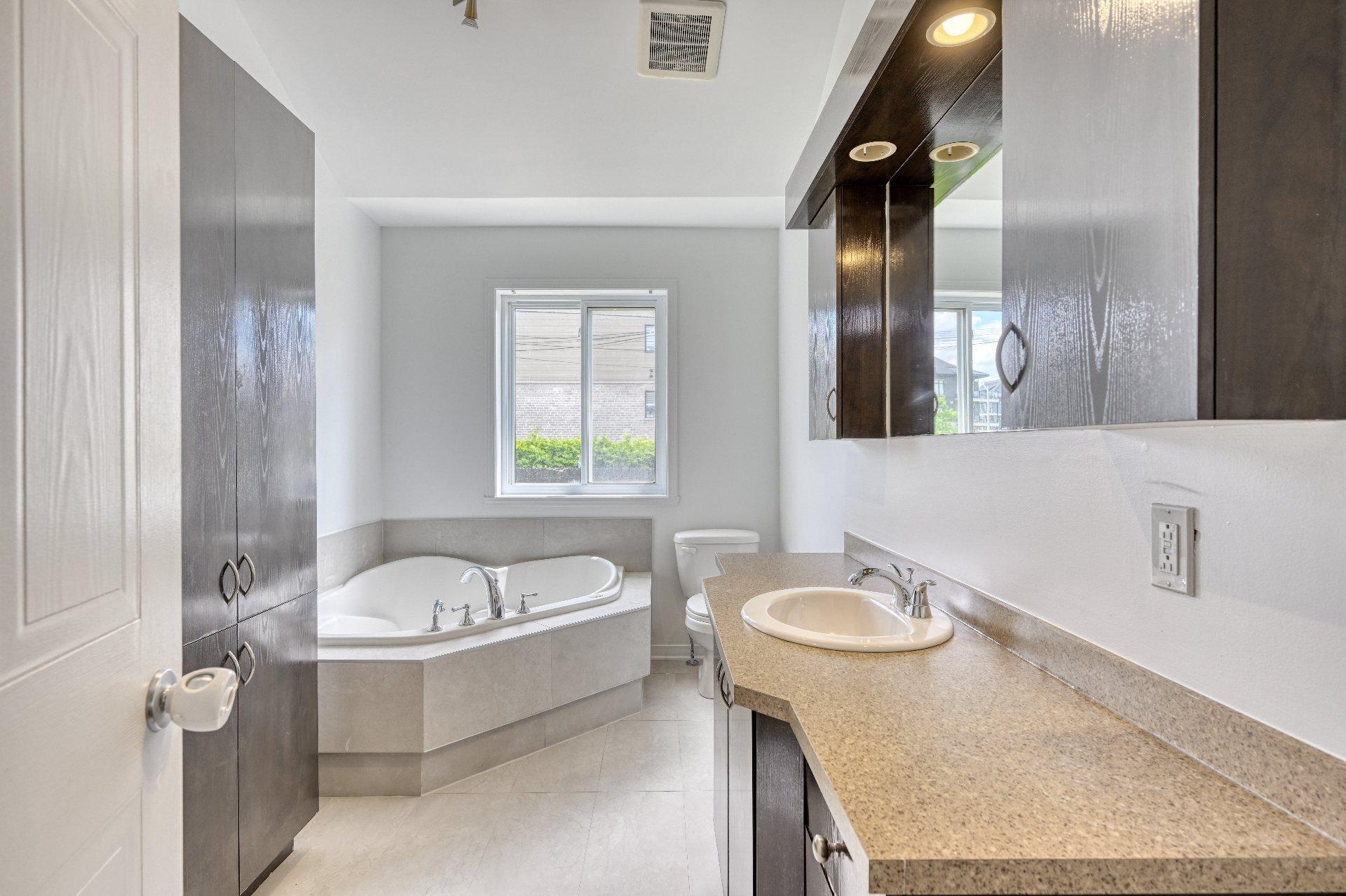 









12965

 - 12967


Rue de Brouage

,
Mirabel,




QC
J7J0B8

