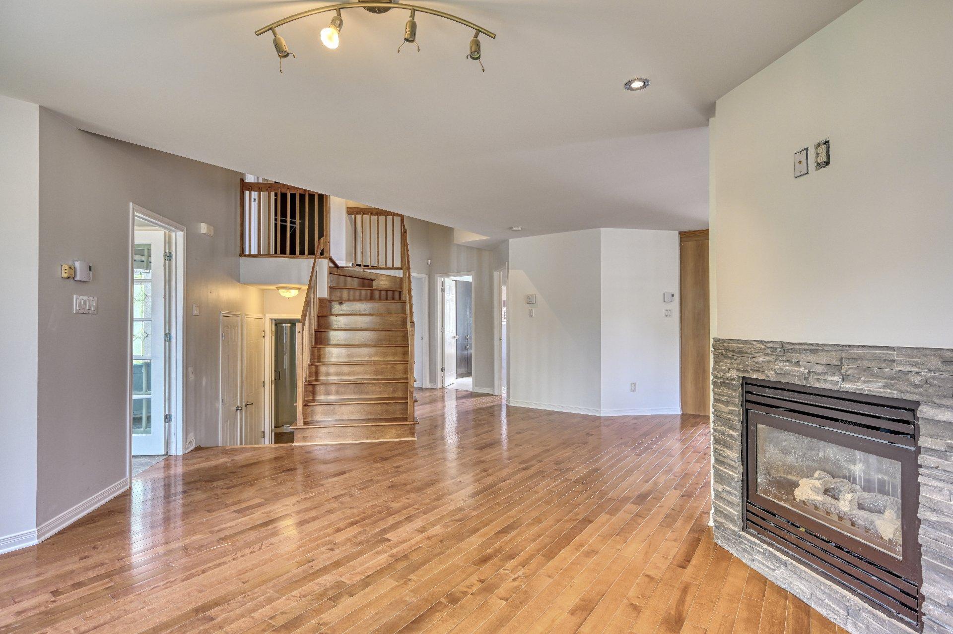 









12965

 - 12967


Rue de Brouage

,
Mirabel,




QC
J7J0B8

