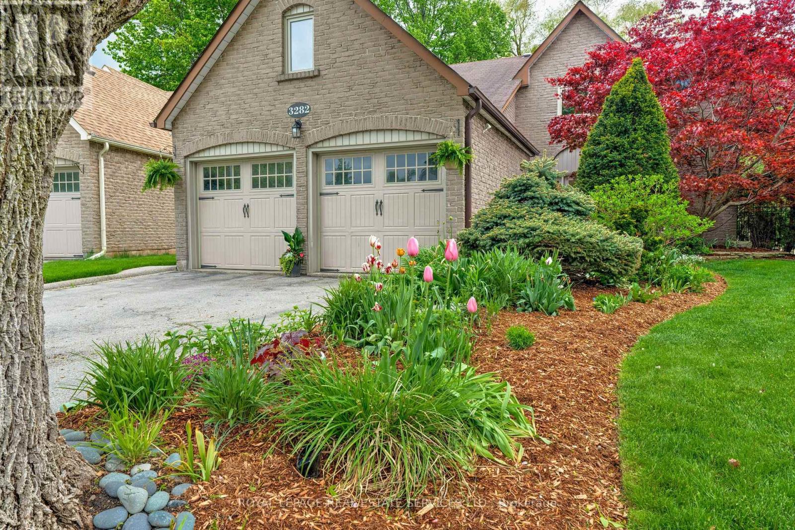 












3282 VICTORIA STREET

,
Oakville,




Ontario
L6L5R3

