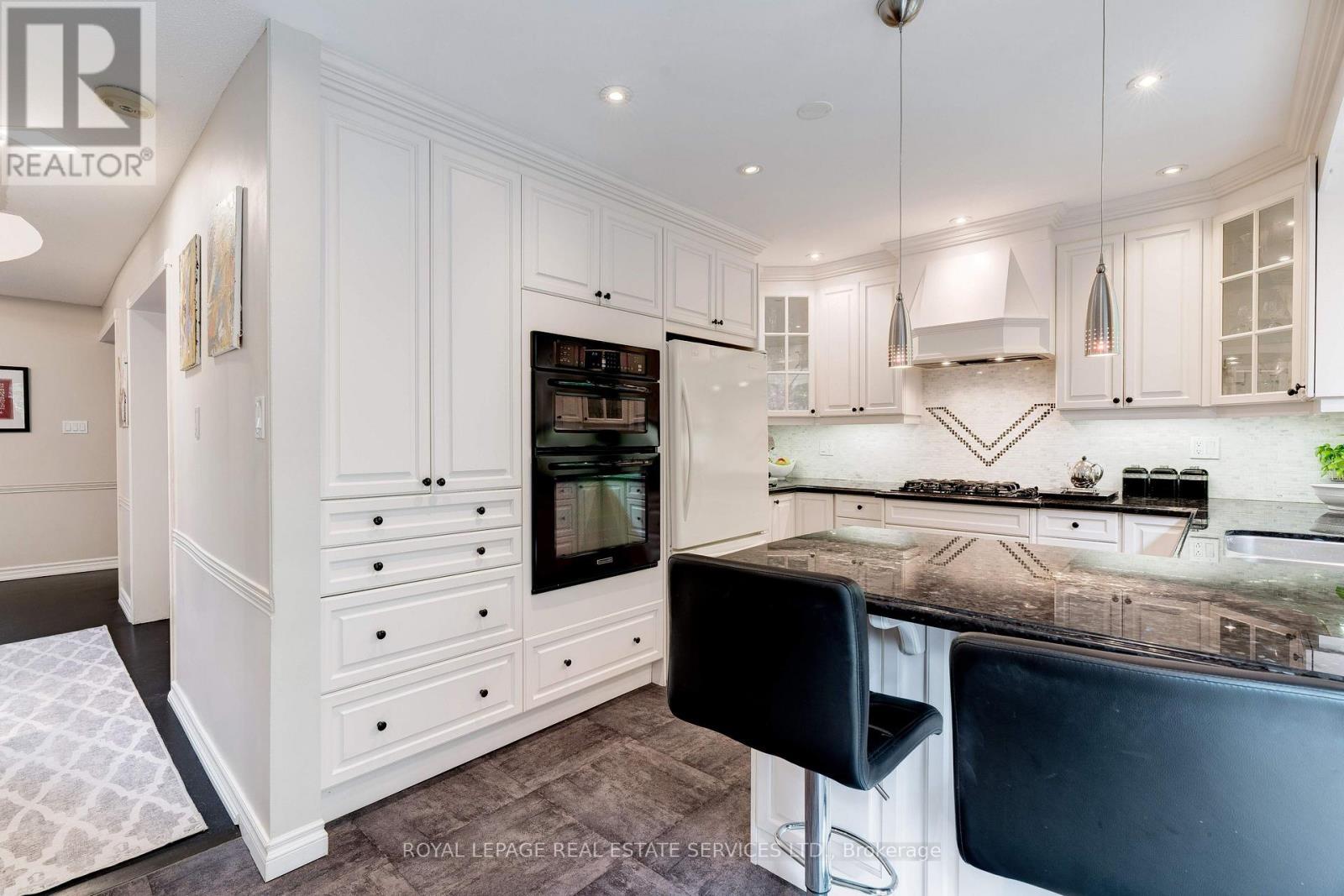 












3282 VICTORIA STREET

,
Oakville,




Ontario
L6L5R3

