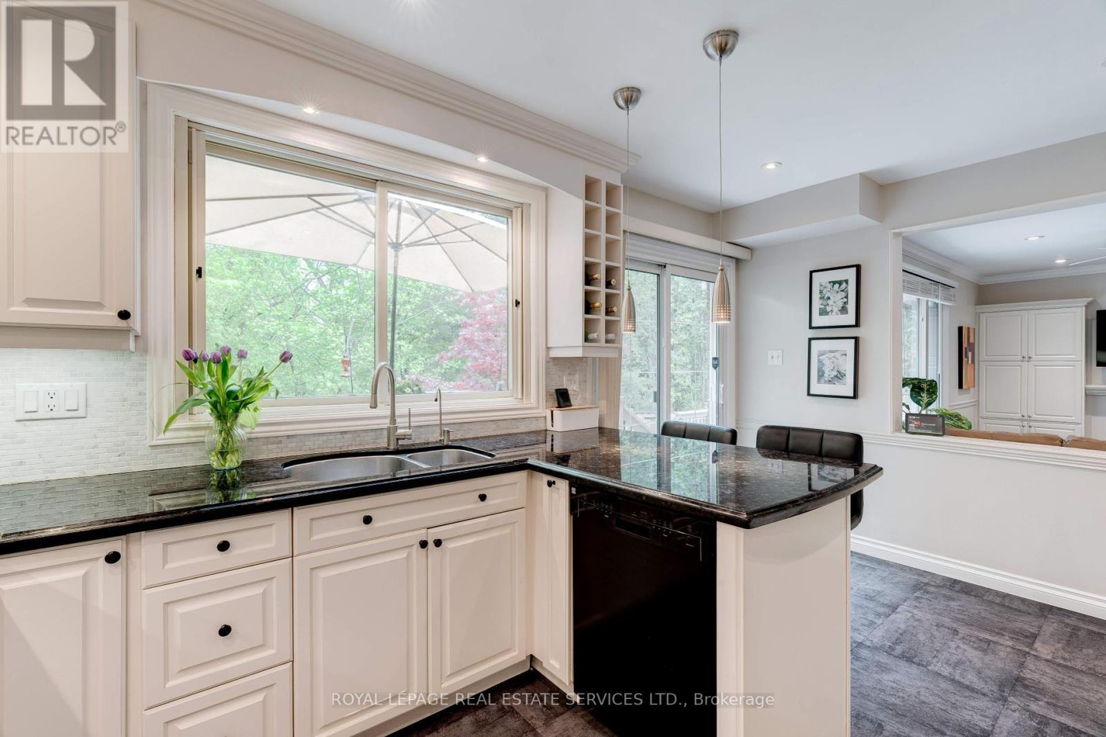 












3282 VICTORIA STREET

,
Oakville,




Ontario
L6L5R3

