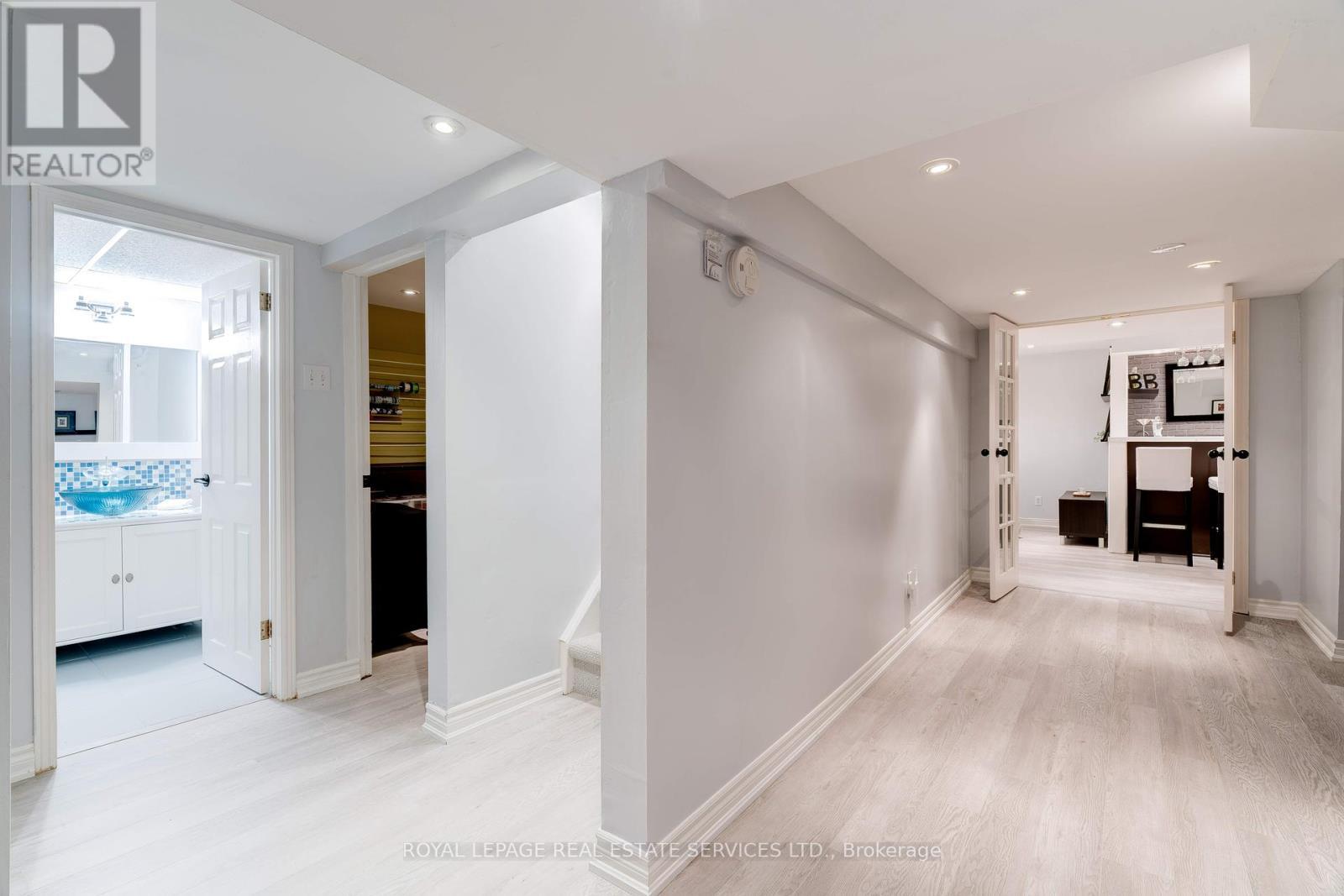 












3282 VICTORIA STREET

,
Oakville,




Ontario
L6L5R3

