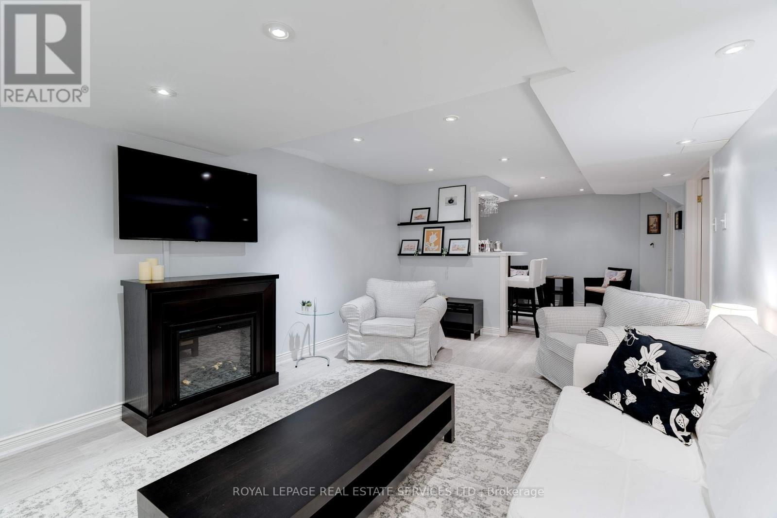 












3282 VICTORIA STREET

,
Oakville,




Ontario
L6L5R3

