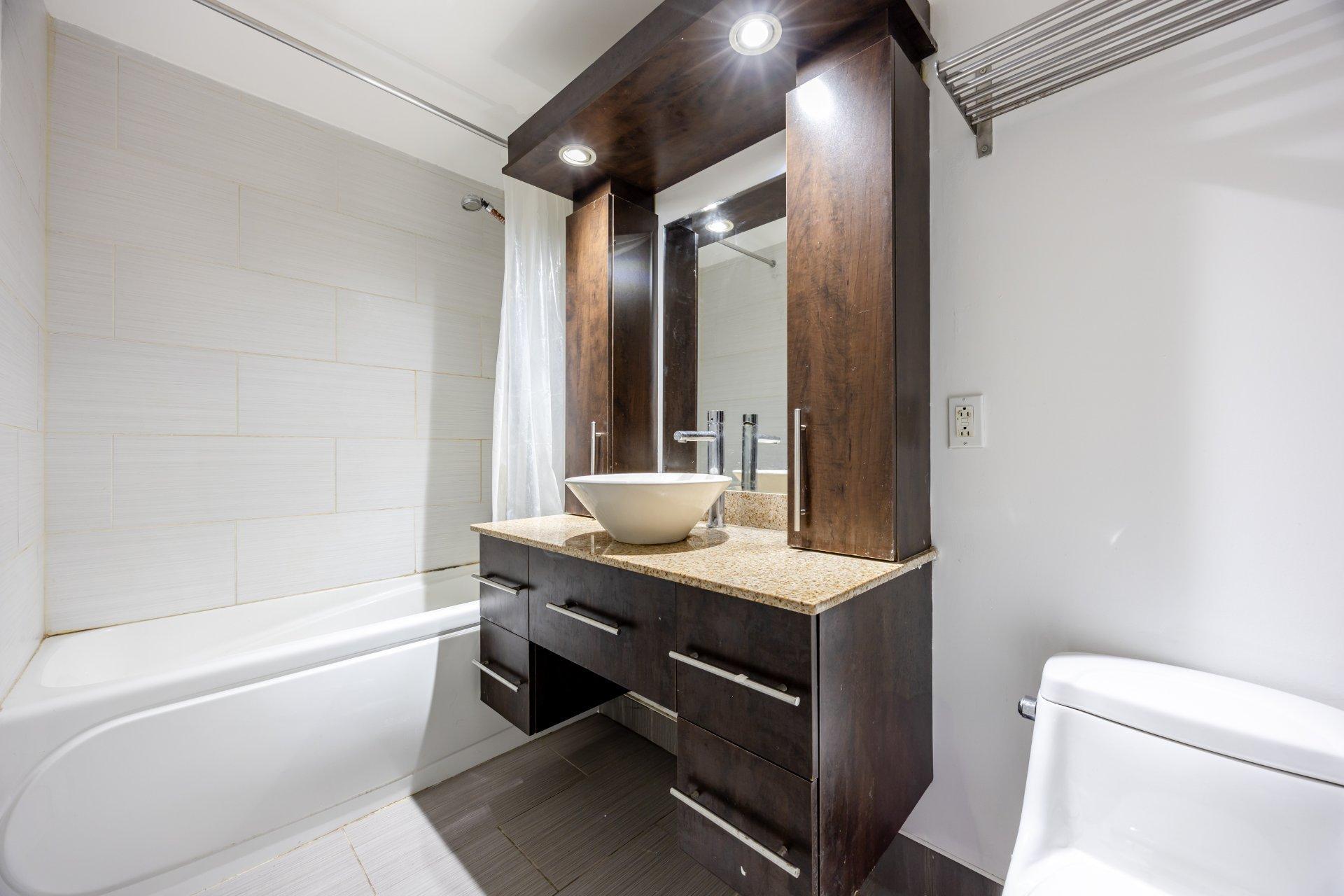









5690


Rue Hochelaga

, 6,
Montréal (Mercier/Hochelaga-Maisonneuve),




QC
H1N1X4

