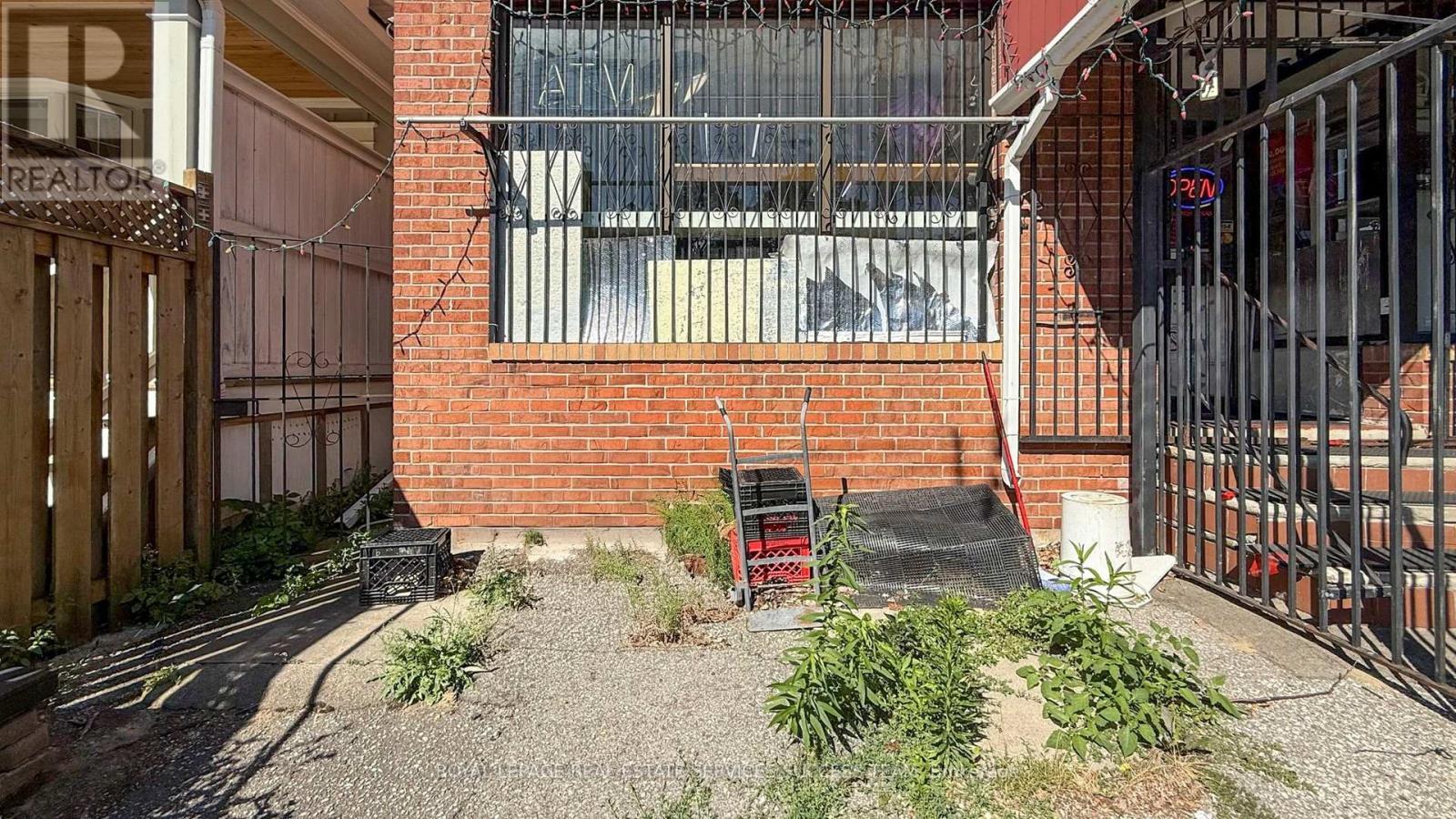 












404 WOODFIELD ROAD

,
Toronto,




Ontario
M4L2X1

