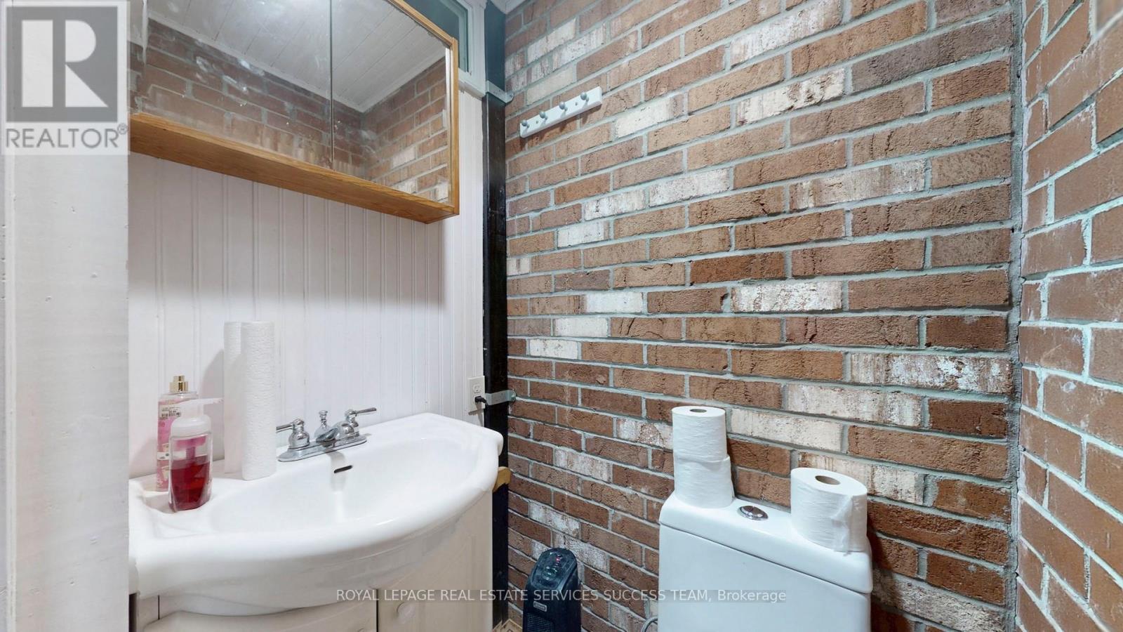 












404 WOODFIELD ROAD

,
Toronto,




Ontario
M4L2X1

