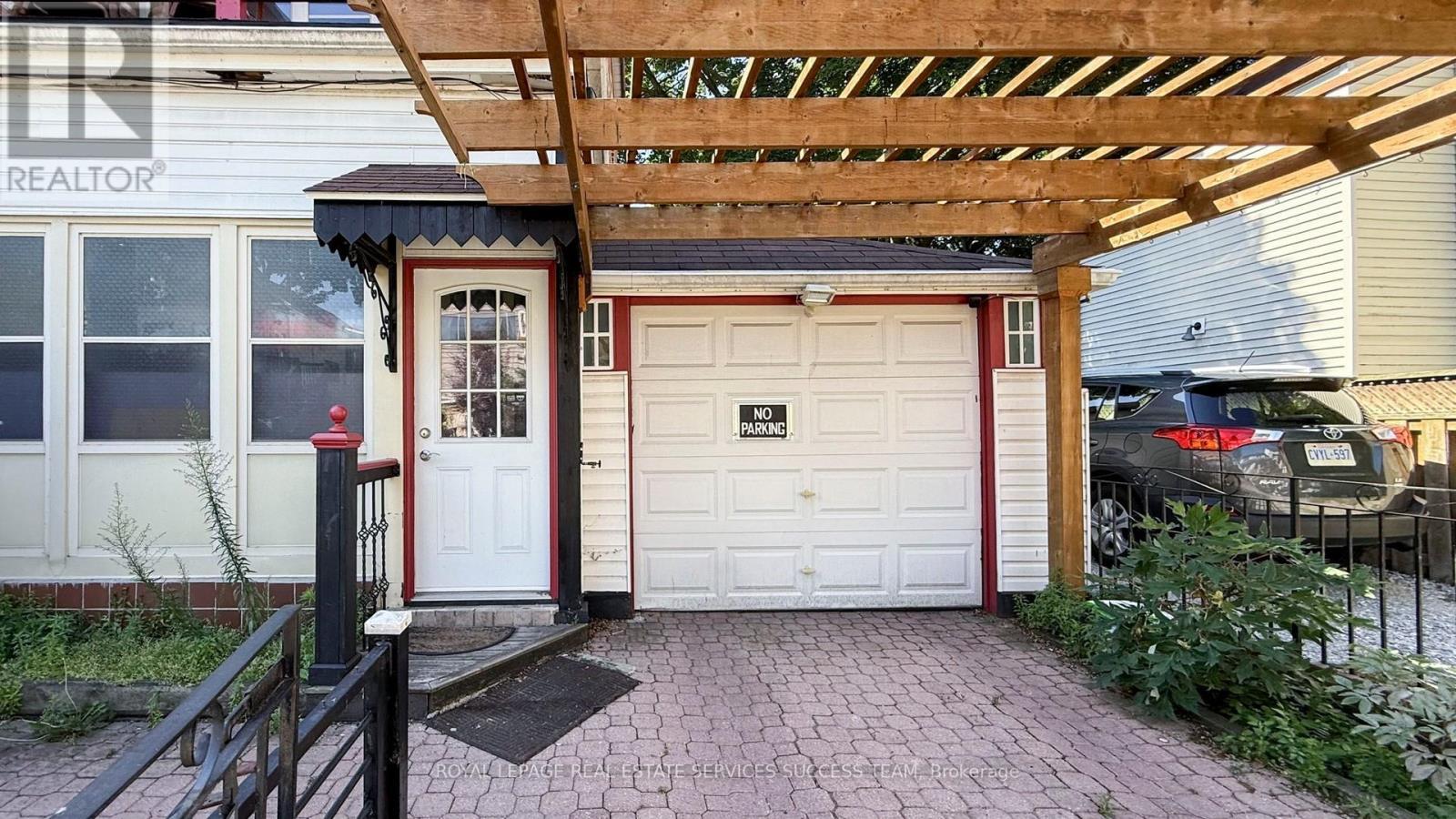 












404 WOODFIELD ROAD

,
Toronto,




Ontario
M4L2X1

