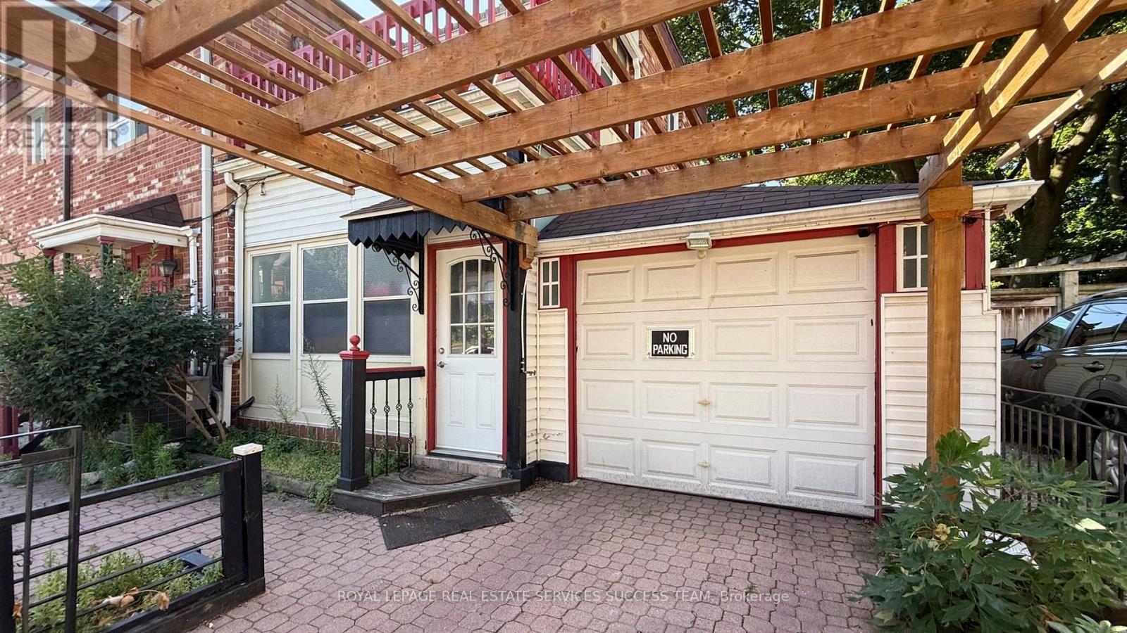












404 WOODFIELD ROAD

,
Toronto,




Ontario
M4L2X1

