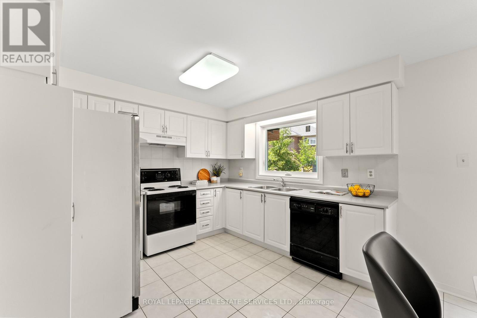












175 BERWICK CRESCENT

,
Richmond Hill,




Ontario
L4C0B4

