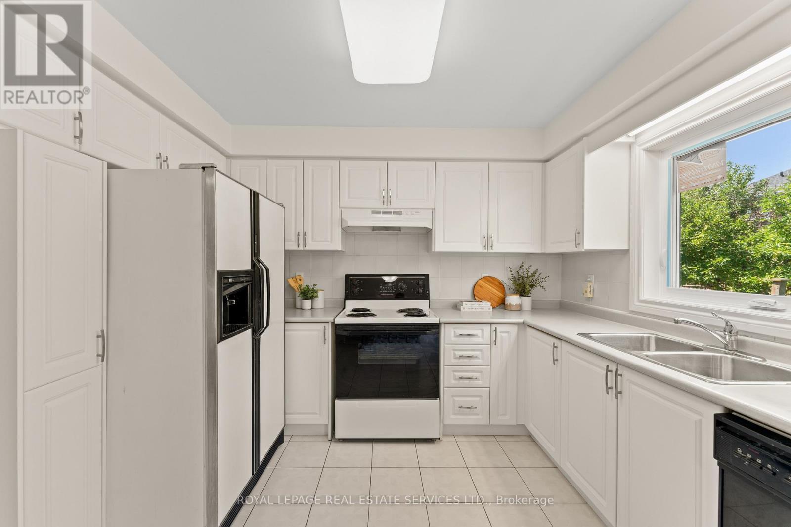 












175 BERWICK CRESCENT

,
Richmond Hill,




Ontario
L4C0B4

