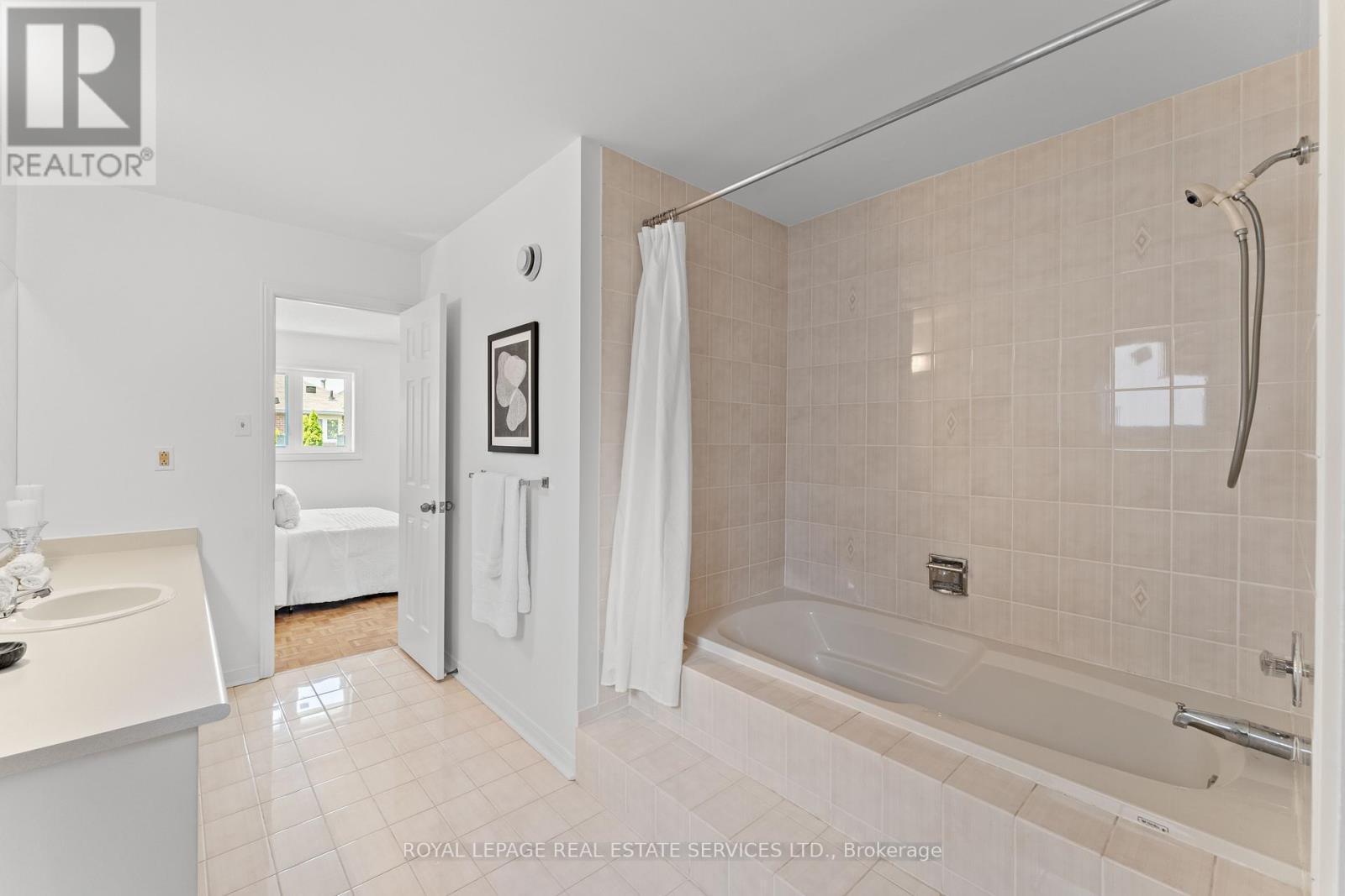 












175 BERWICK CRESCENT

,
Richmond Hill,




Ontario
L4C0B4

