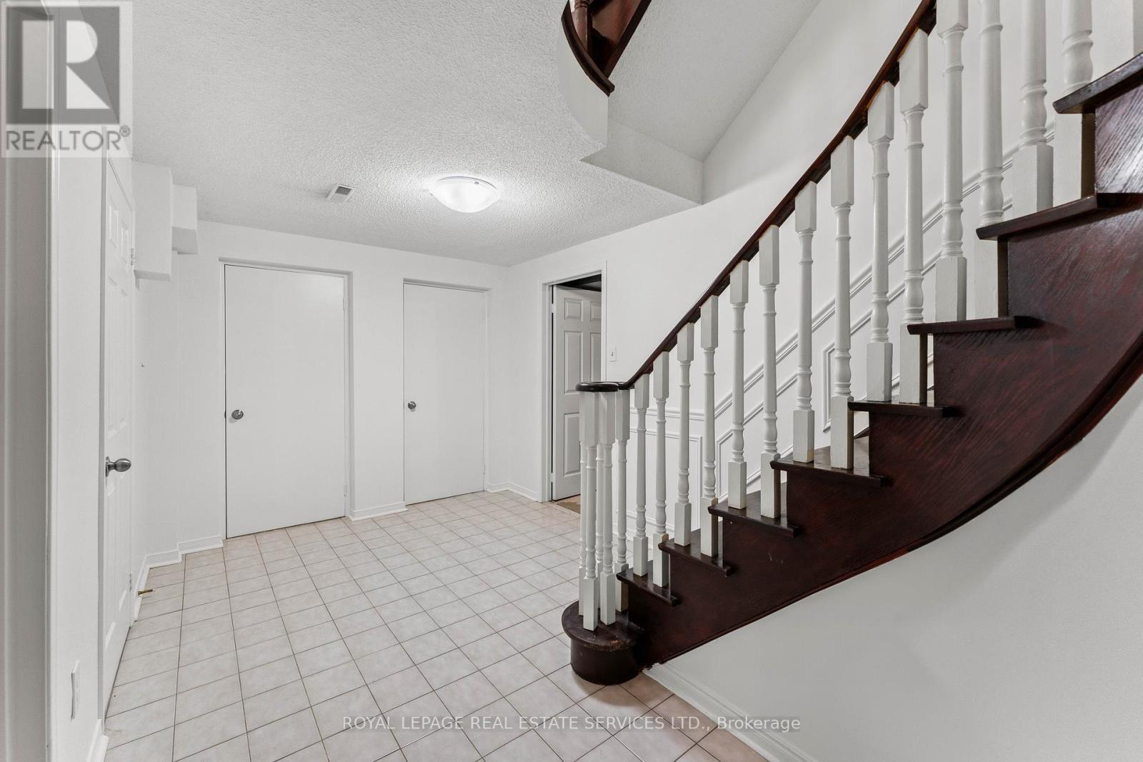 












175 BERWICK CRESCENT

,
Richmond Hill,




Ontario
L4C0B4

