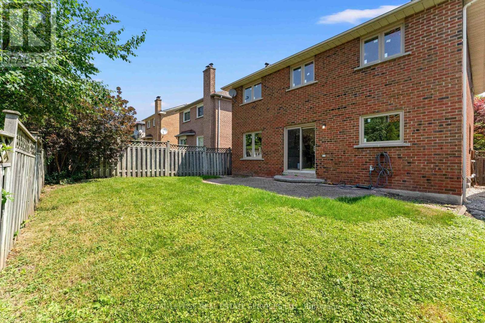 












175 BERWICK CRESCENT

,
Richmond Hill,




Ontario
L4C0B4

