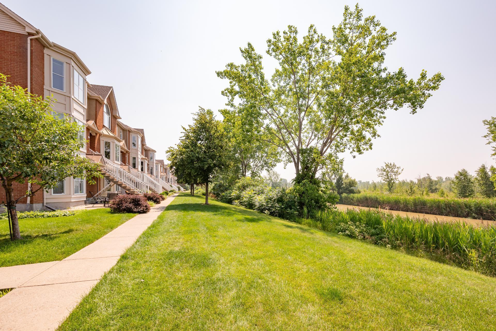 









9616


Rue Riverin

,
Brossard,




QC
J4X2Z1

