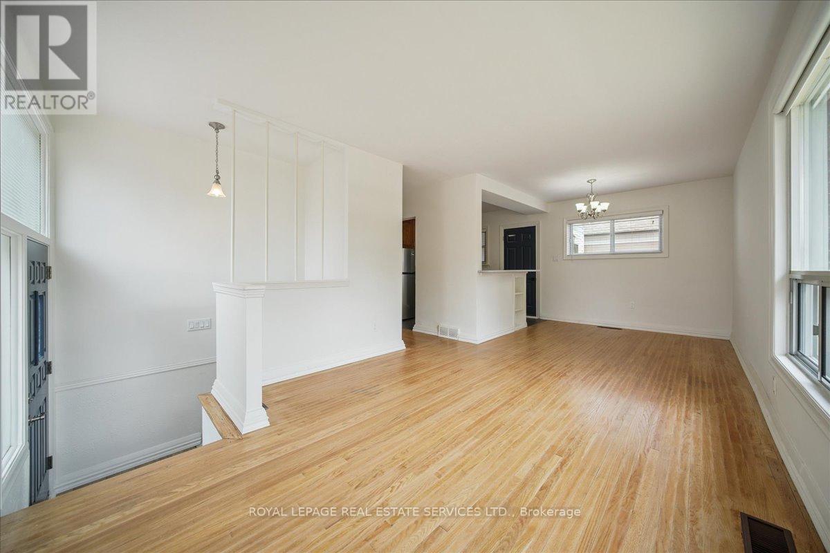 












10 MENDIP CRESCENT

,
Toronto,




Ontario
M1P1Y4

