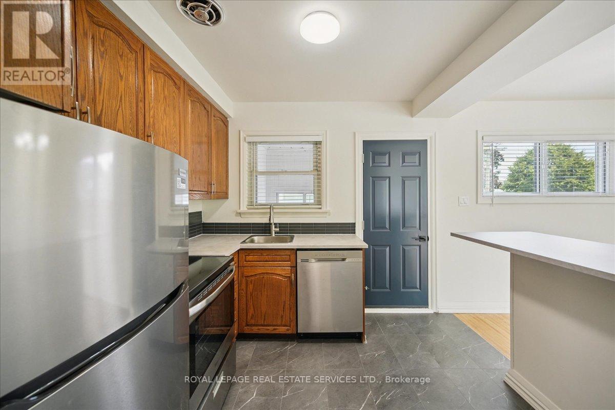 












10 MENDIP CRESCENT

,
Toronto,




Ontario
M1P1Y4

