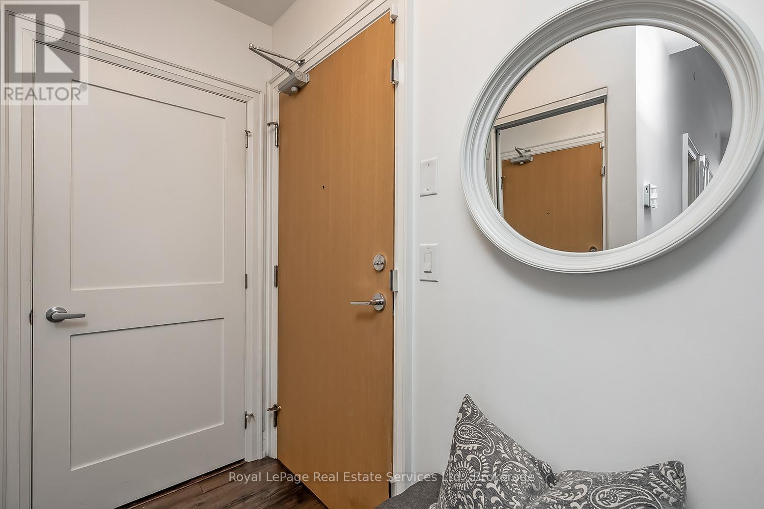 












1403 - 2520 EGLINTON AVENUE W

,
Mississauga (Erin Mills),




Ontario
L5M0Y4

