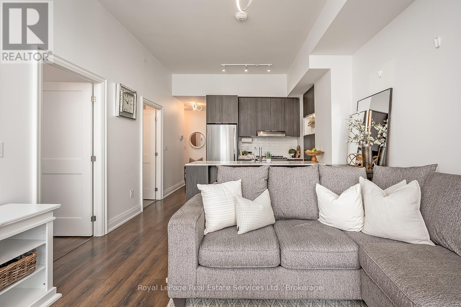 












1403 - 2520 EGLINTON AVENUE W

,
Mississauga (Erin Mills),




Ontario
L5M0Y4

