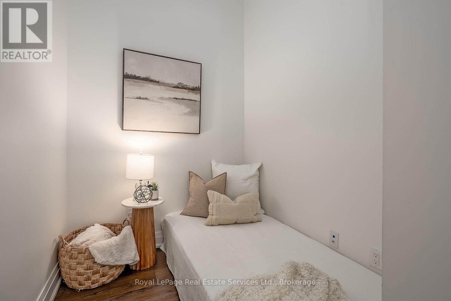 












1403 - 2520 EGLINTON AVENUE W

,
Mississauga (Erin Mills),




Ontario
L5M0Y4

