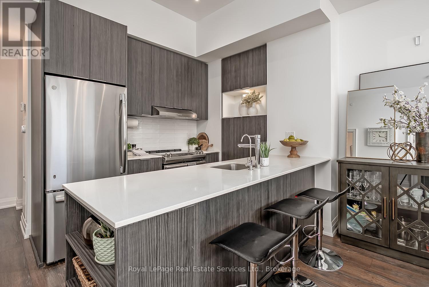 












1403 - 2520 EGLINTON AVENUE W

,
Mississauga (Erin Mills),




Ontario
L5M0Y4

