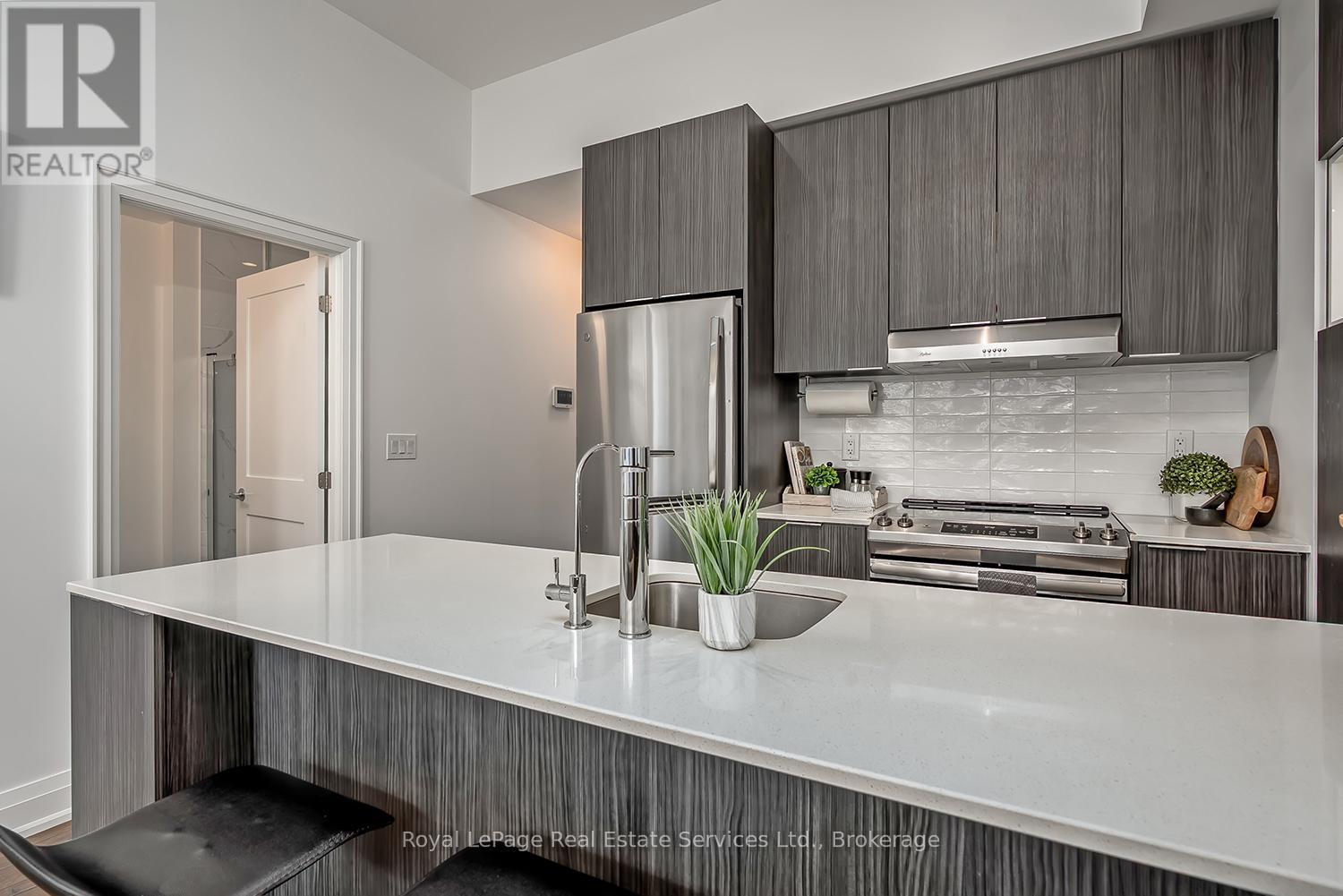 












1403 - 2520 EGLINTON AVENUE W

,
Mississauga (Erin Mills),




Ontario
L5M0Y4

