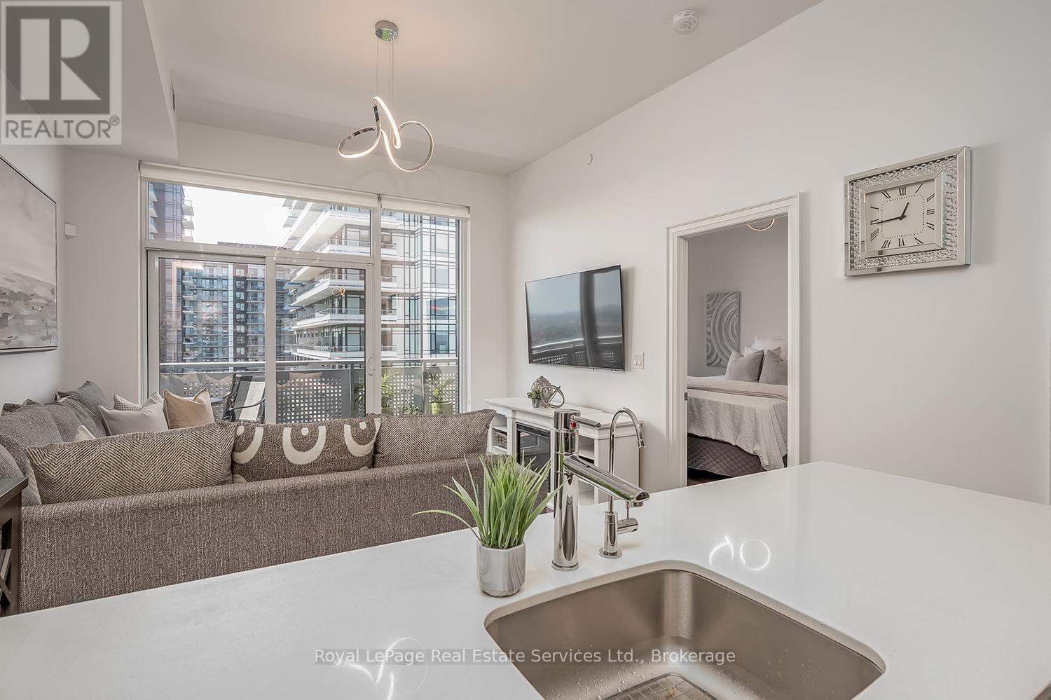 












1403 - 2520 EGLINTON AVENUE W

,
Mississauga (Erin Mills),




Ontario
L5M0Y4

