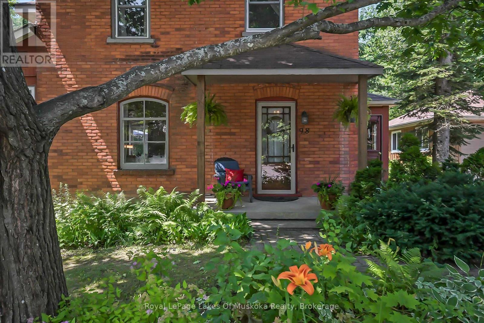 












98 MUSKOKA ROAD

,
Bracebridge (Monck (Bracebridge)),




Ontario
P1L1H4

