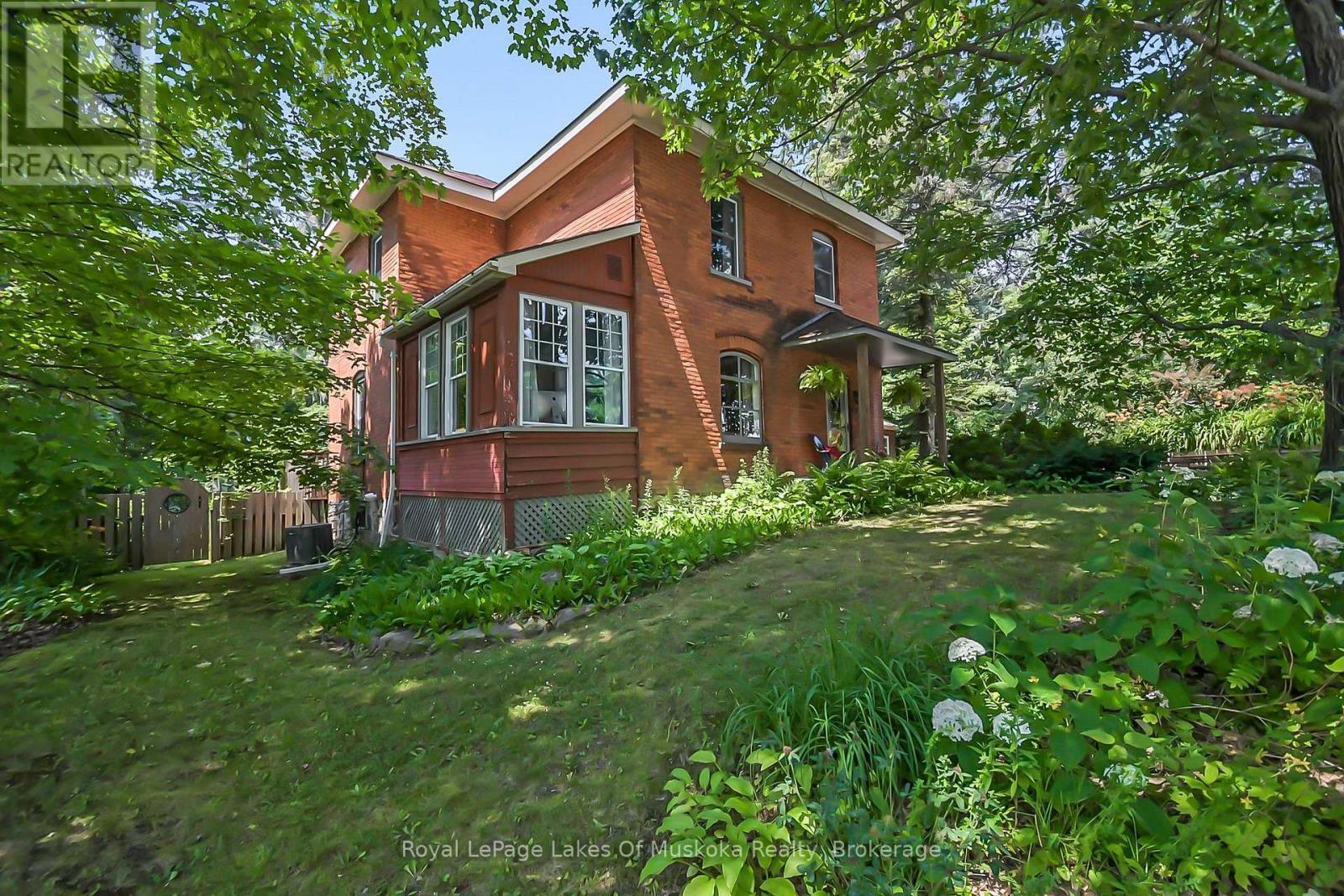 












98 MUSKOKA ROAD

,
Bracebridge (Monck (Bracebridge)),




Ontario
P1L1H4

