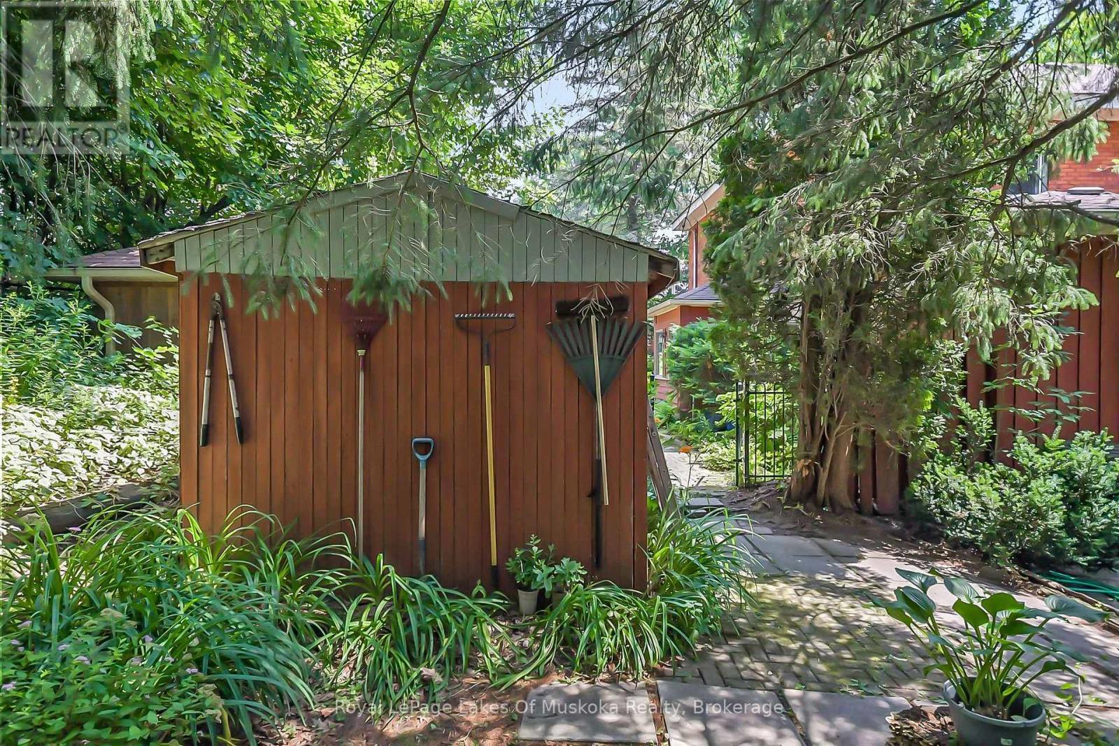 












98 MUSKOKA ROAD

,
Bracebridge (Monck (Bracebridge)),




Ontario
P1L1H4

