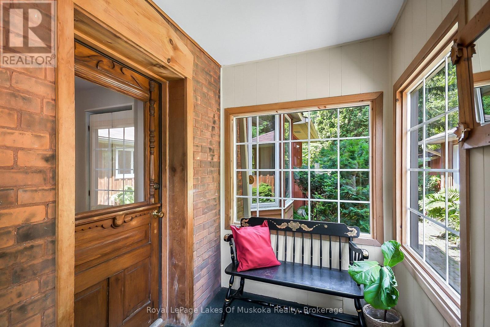 












98 MUSKOKA ROAD

,
Bracebridge (Monck (Bracebridge)),




Ontario
P1L1H4

