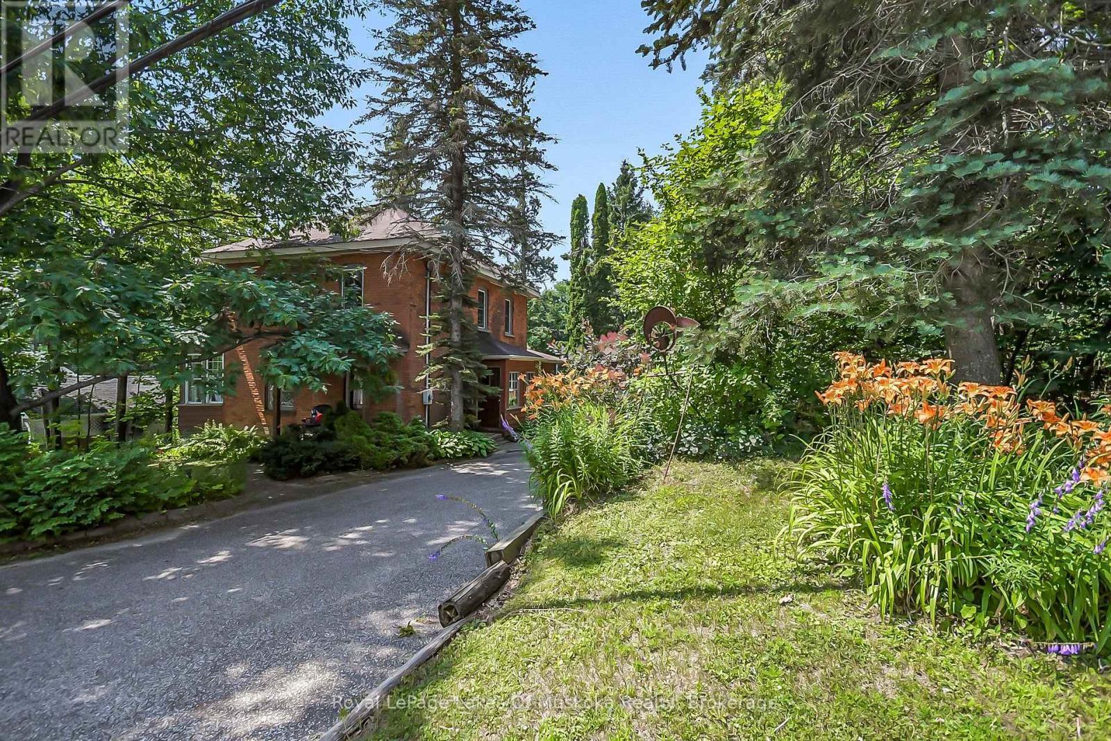 












98 MUSKOKA ROAD

,
Bracebridge (Monck (Bracebridge)),




Ontario
P1L1H4


