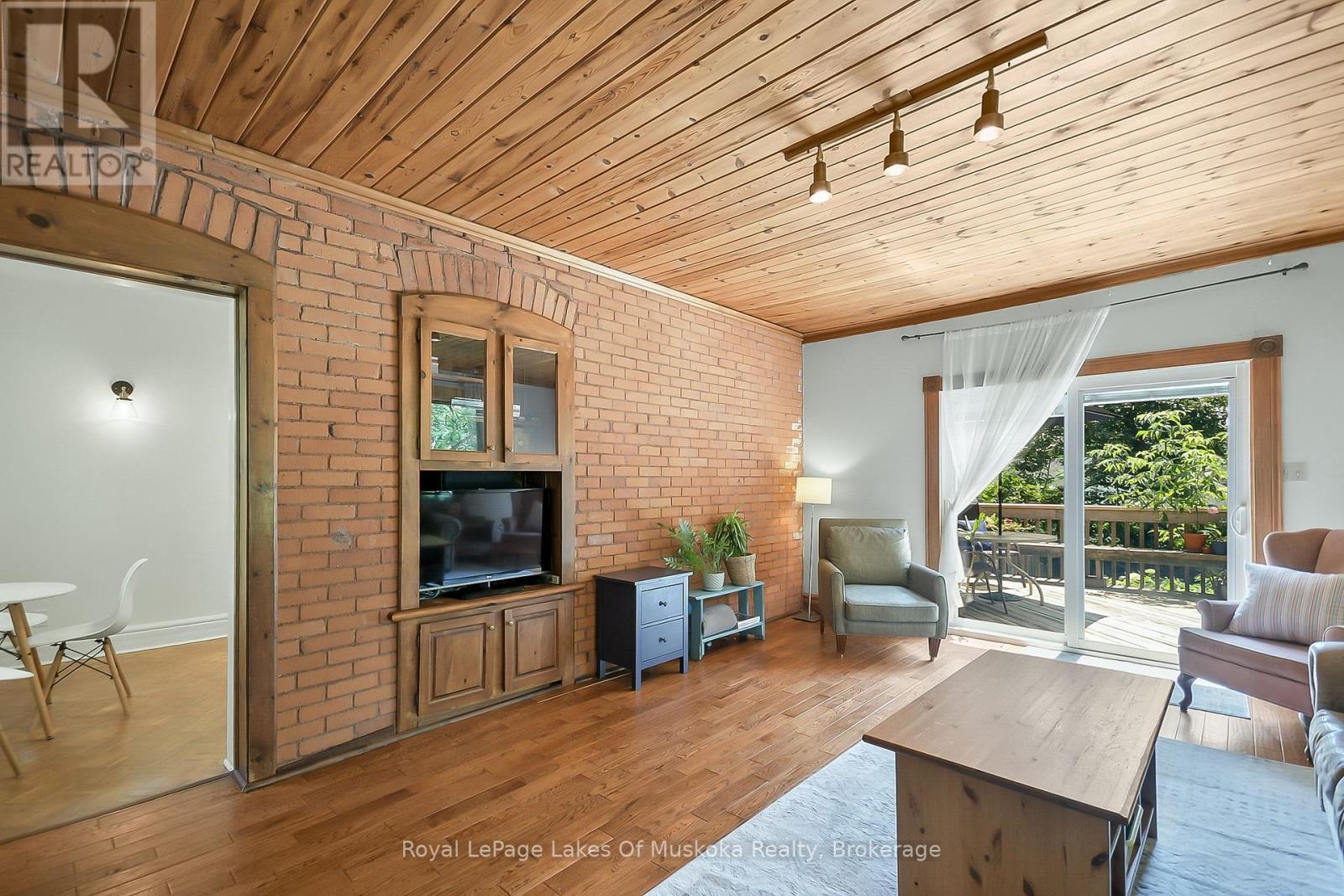 












98 MUSKOKA ROAD

,
Bracebridge (Monck (Bracebridge)),




Ontario
P1L1H4

