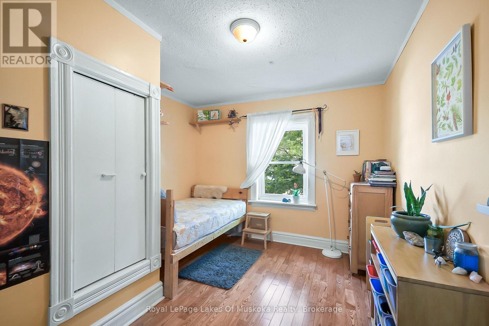 












98 MUSKOKA ROAD

,
Bracebridge (Monck (Bracebridge)),




Ontario
P1L1H4

