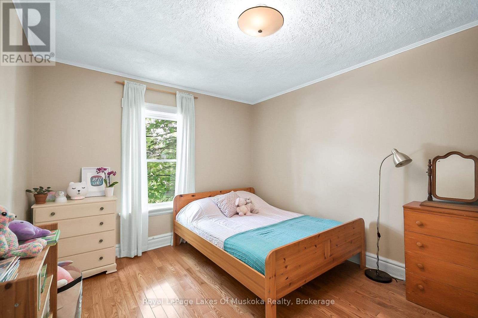 












98 MUSKOKA ROAD

,
Bracebridge (Monck (Bracebridge)),




Ontario
P1L1H4

