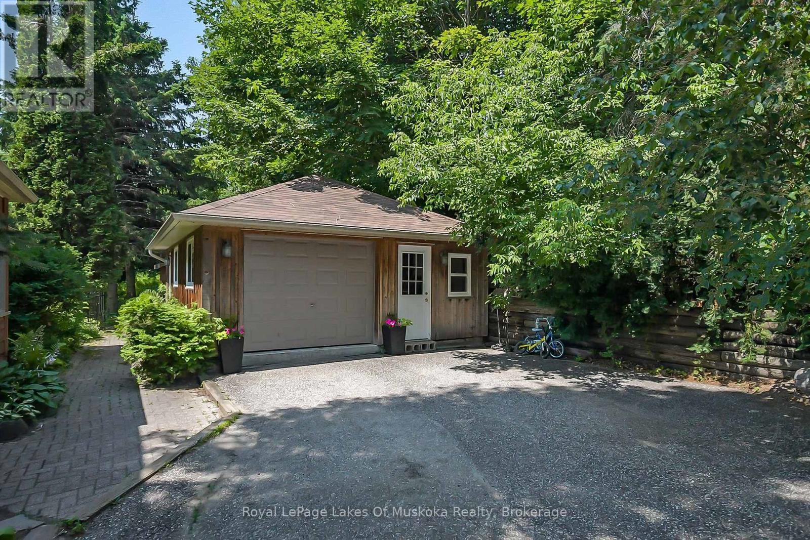 












98 MUSKOKA ROAD

,
Bracebridge (Monck (Bracebridge)),




Ontario
P1L1H4


