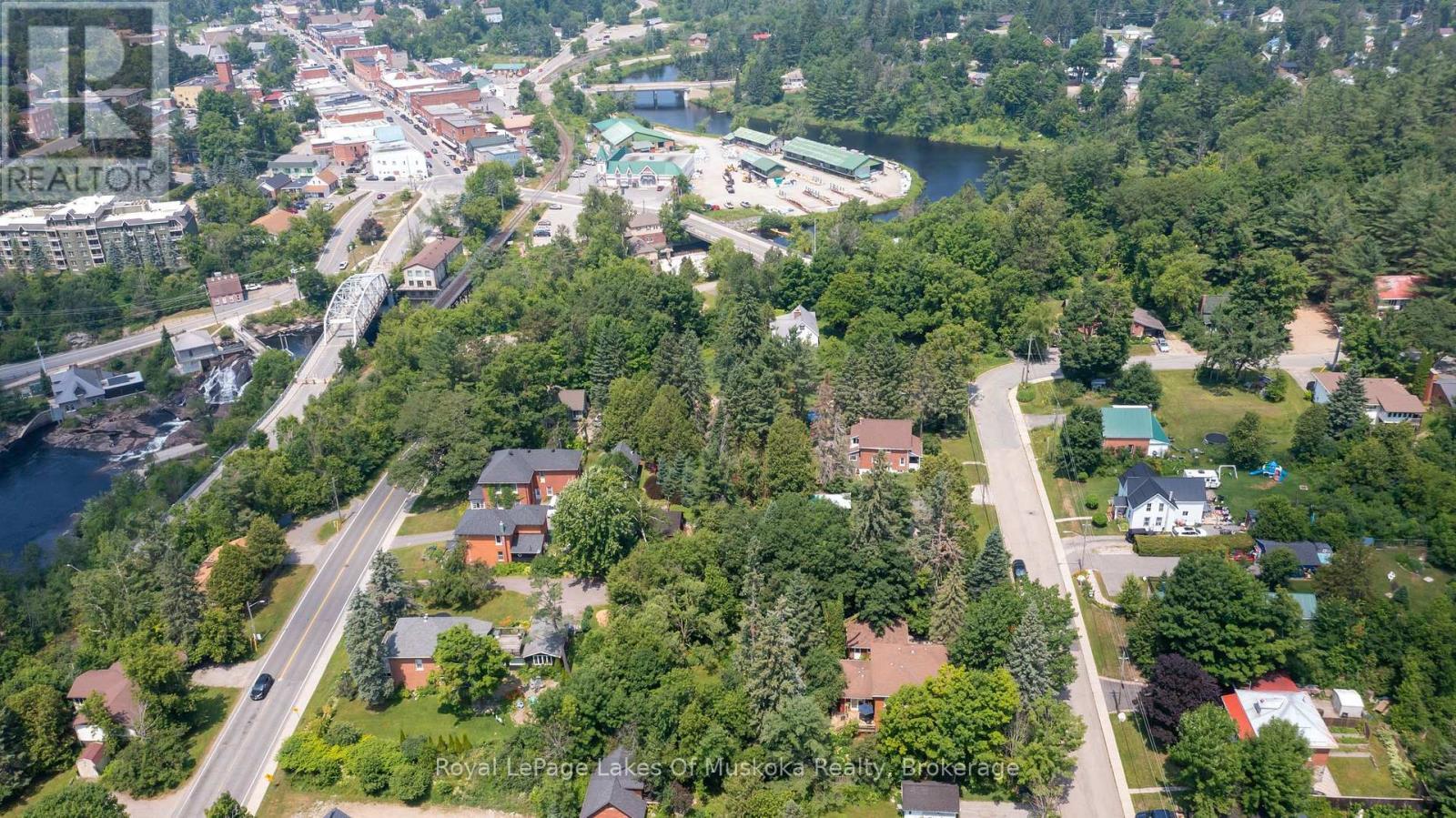 












98 MUSKOKA ROAD

,
Bracebridge (Monck (Bracebridge)),




Ontario
P1L1H4

