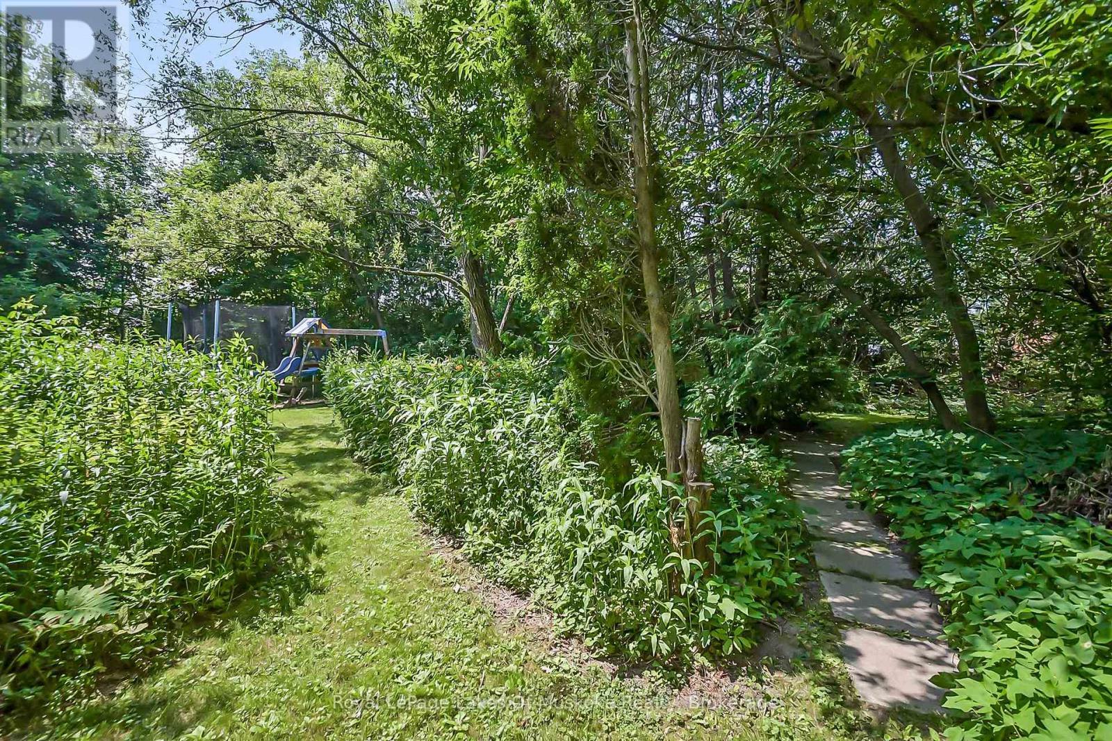 












98 MUSKOKA ROAD

,
Bracebridge (Monck (Bracebridge)),




Ontario
P1L1H4

