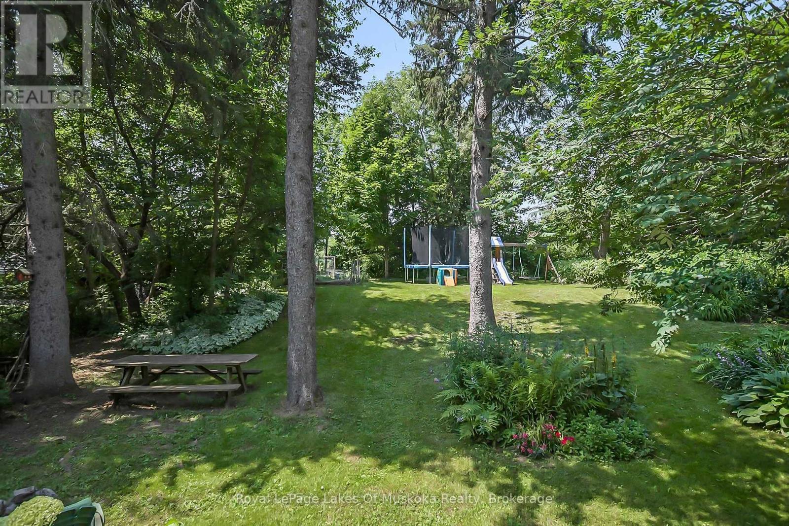 












98 MUSKOKA ROAD

,
Bracebridge (Monck (Bracebridge)),




Ontario
P1L1H4

