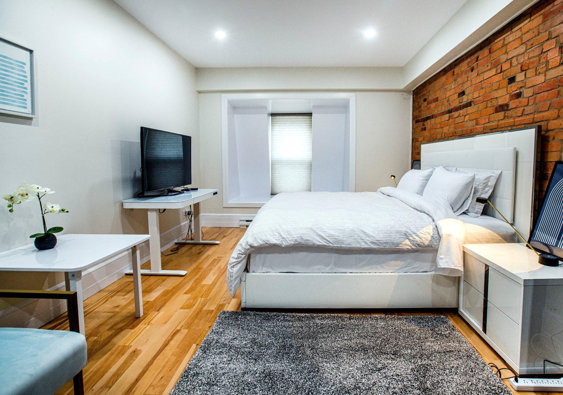 









1944


Rue Tupper

,
Montréal (Ville-Marie),




QC
H3H1N5

