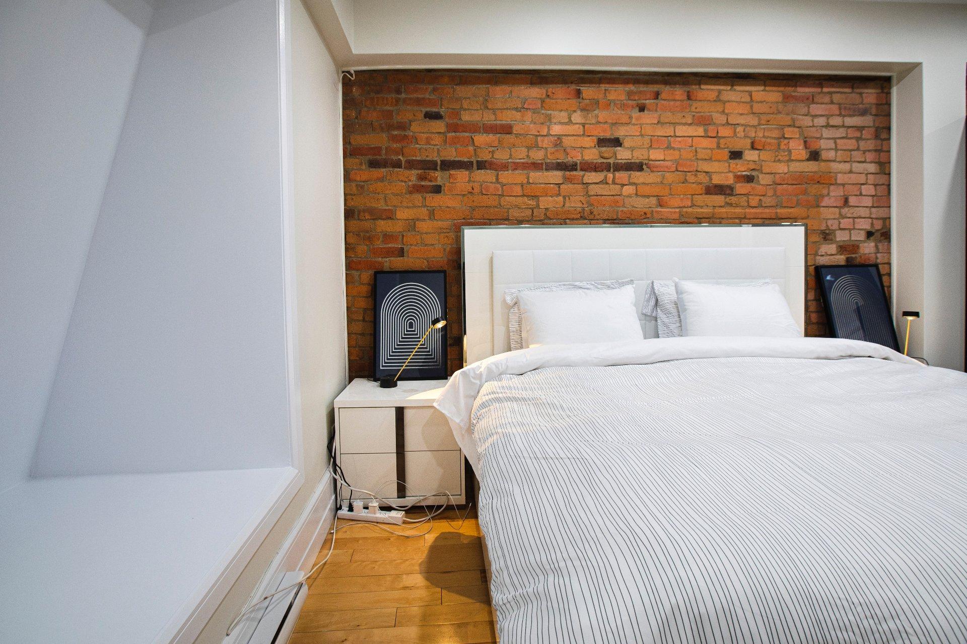 









1944


Rue Tupper

,
Montréal (Ville-Marie),




QC
H3H1N5

