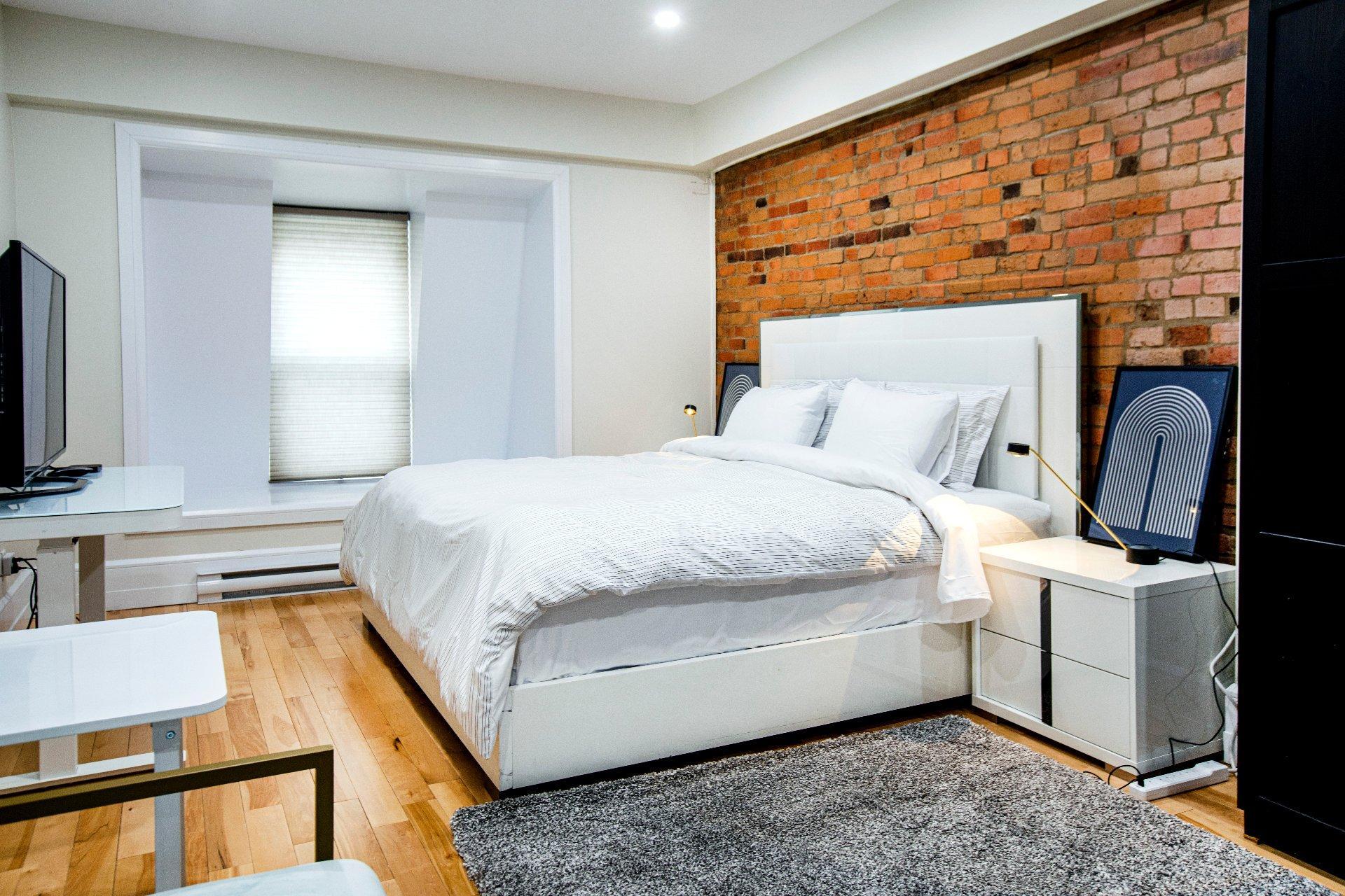 









1944


Rue Tupper

,
Montréal (Ville-Marie),




QC
H3H1N5

