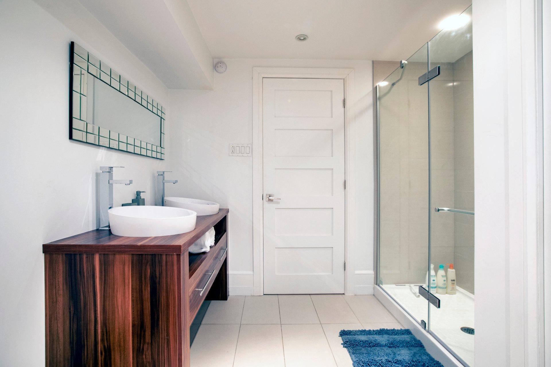 









1944


Rue Tupper

,
Montréal (Ville-Marie),




QC
H3H1N5

