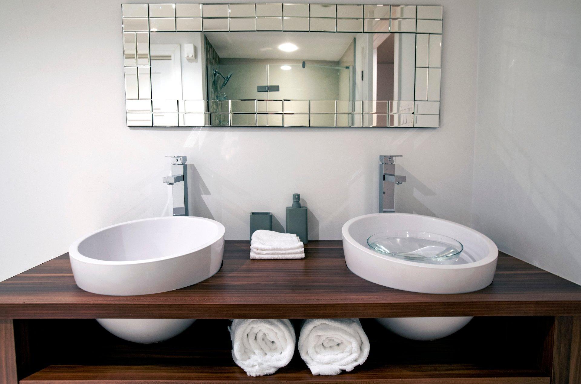 









1944


Rue Tupper

,
Montréal (Ville-Marie),




QC
H3H1N5

