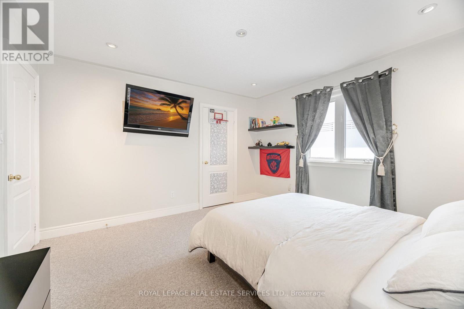 












3809 CANDLELIGHT DRIVE

,
Mississauga,




Ontario
L5M8A8

